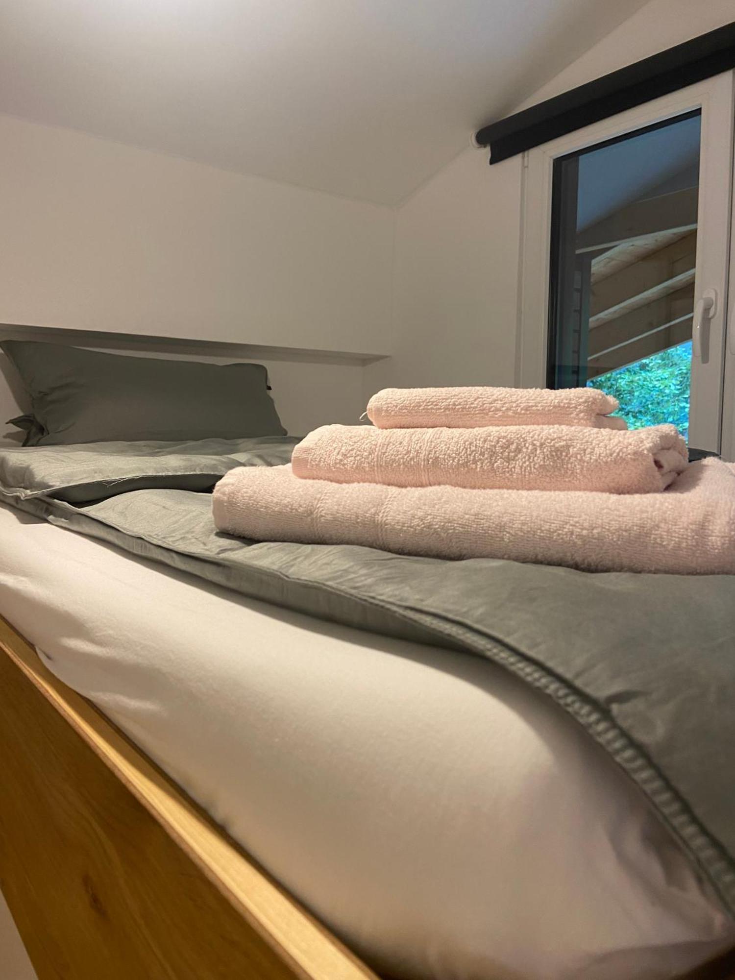 Modernes Tinyhouse Trailer Cabins Am Waldrand - Mit Seezugang Егинг Екстериор снимка